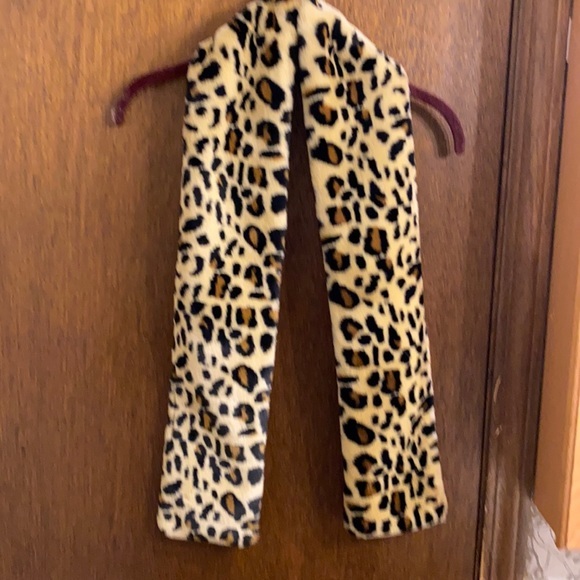 Accessories - Beautiful faux fur animal print scarf EUC